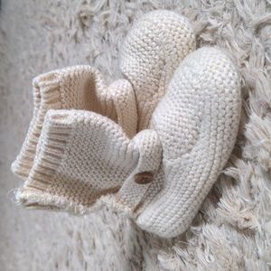 BabyGap Cream knit booties